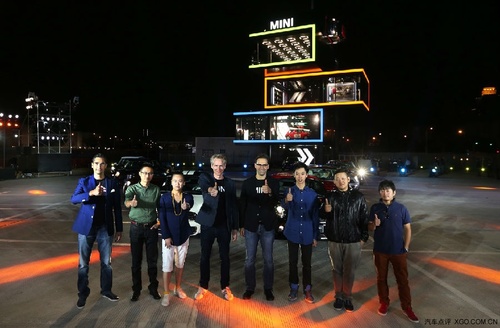 9月25日,5位mini车主与宝马 mini品牌管理总监马啸 高清图片