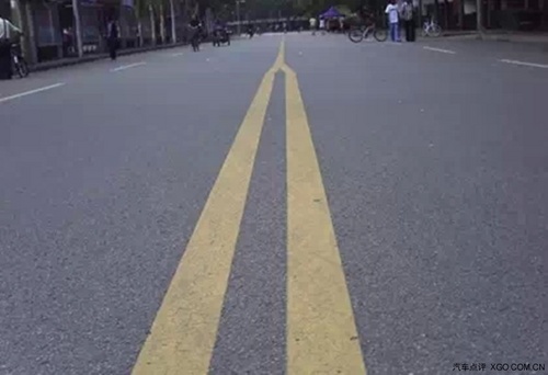 4单/双黄实线禁止掉头与路口相同,路段如无"禁止掉头"标志,允许掉头.